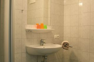 Badezimmer im Jugengästehaus Bründl